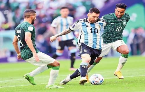 里夫斯状态不佳，半场得到8分，投篮命中率仅为20%